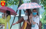 Nắng nóng 41 độ C, khách du lịch ở Hà Nội phải cầm quạt khi đi dạo